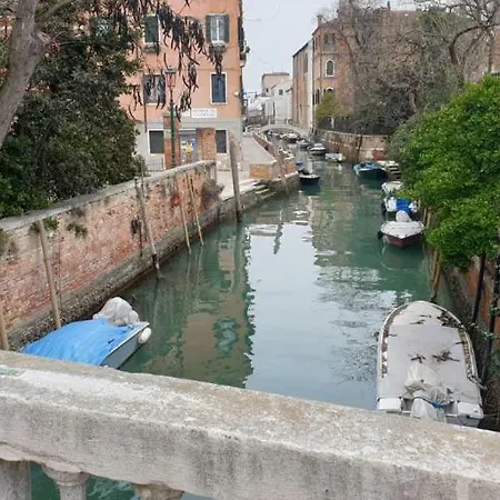 Susy Biennale - Canal View And Garden Apartment *